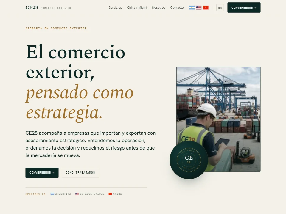 CE28 homepage hero with the serif headline "El comercio exterior, pensado como estrategia", a duotone port photo with the CE seal, and flags for Argentina, United States and China.