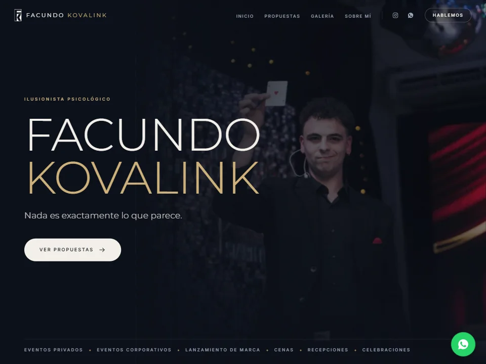 Kovalink homepage hero with a night-blue background, the performer holding up a playing card, FACUNDO KOVALINK in thin white and gold capitals, and a floating WhatsApp button.